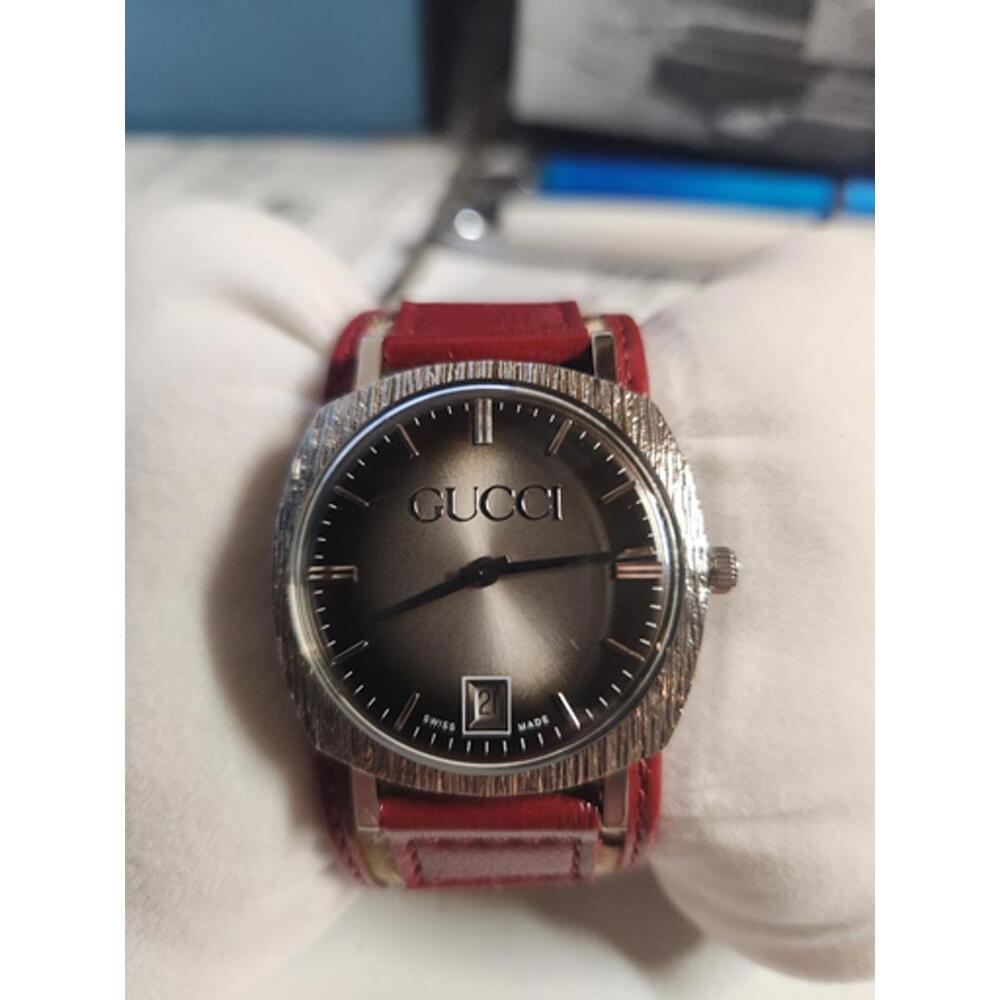 Gucci Vintage Style Watch with Red Leather Strap - Picture 3 of 3